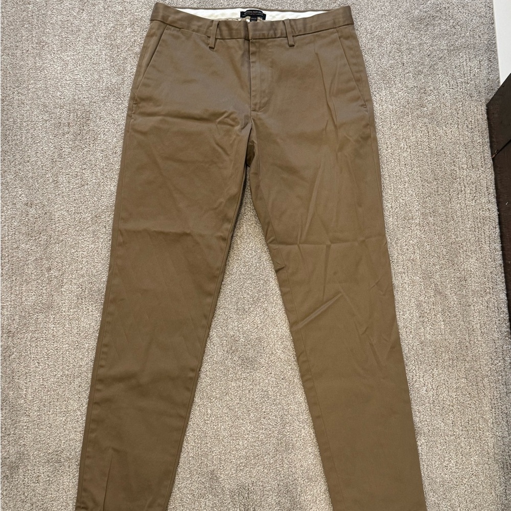 Banana Republic Chinos 31/32, like new.